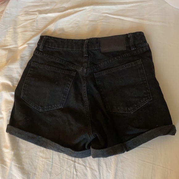 Black high waisted jean shorts, « mom fit » - Picture 2 of 4